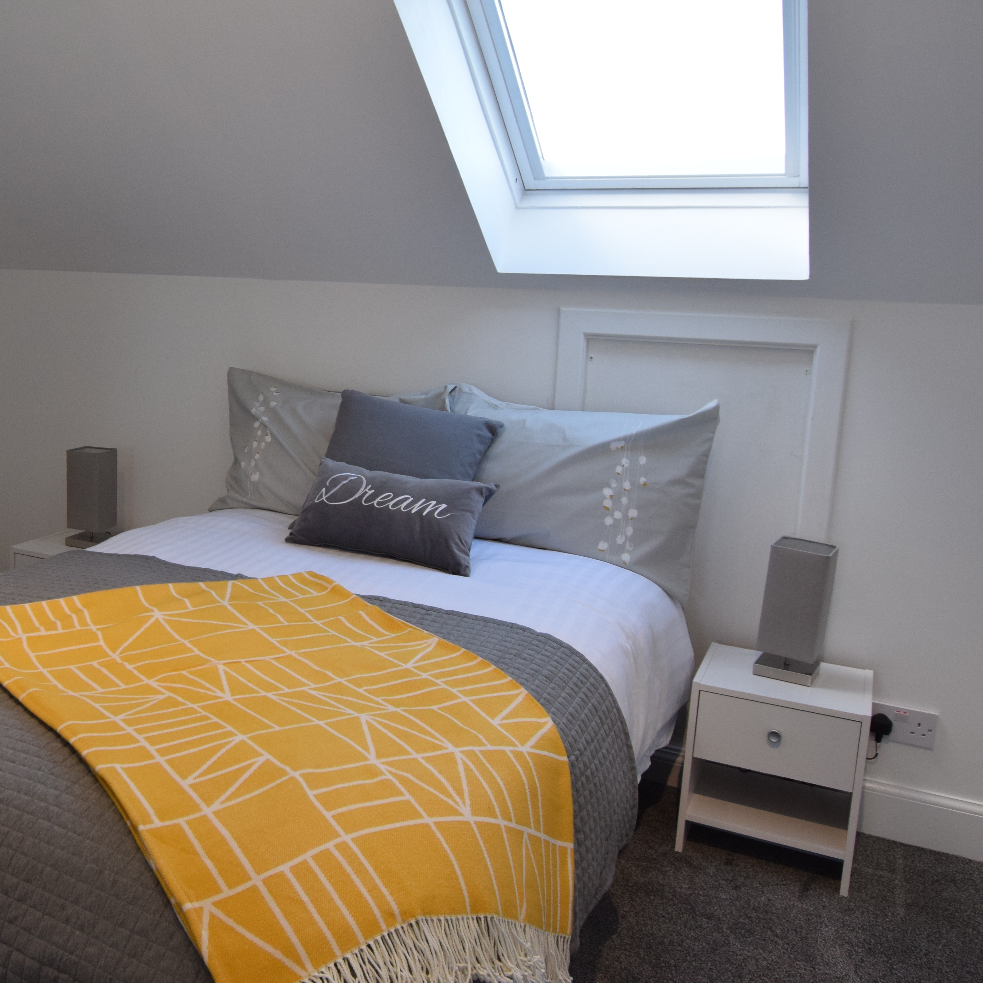 Thumbnail - A spectacular bedroom with skylight - Highmill Court